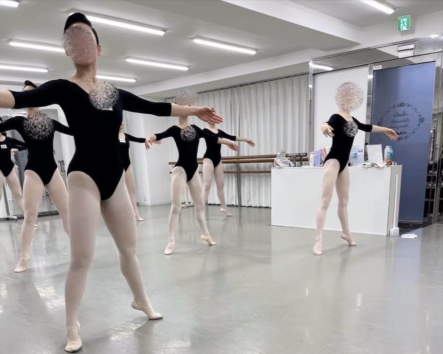 スズキ・バレエアート・スタジオのクラシックバレエレッスン風景。宝塚音楽学校受験。