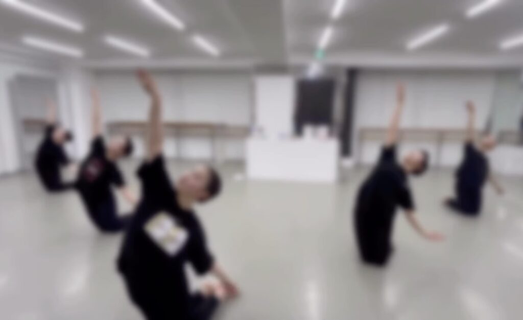 元宝塚歌劇団の宙輝れいか講師による、バレエスタジオでのモダンダンス特別レッスンの風景。