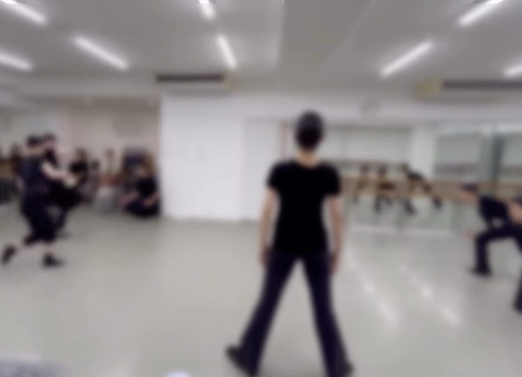宝塚受験に向けた特別レッスンでダンスの訓練をする生徒たち(スズキ・バレエアート・スタジオ)