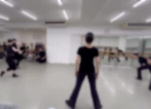 宝塚受験に向けた特別レッスンでダンスの訓練をする生徒たち（スズキ・バレエアート・スタジオ）